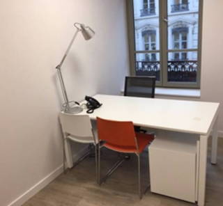 Bureau privé 12 m² 1 poste Coworking Rue du Président Edouard Herriot Lyon 69002 - photo 1